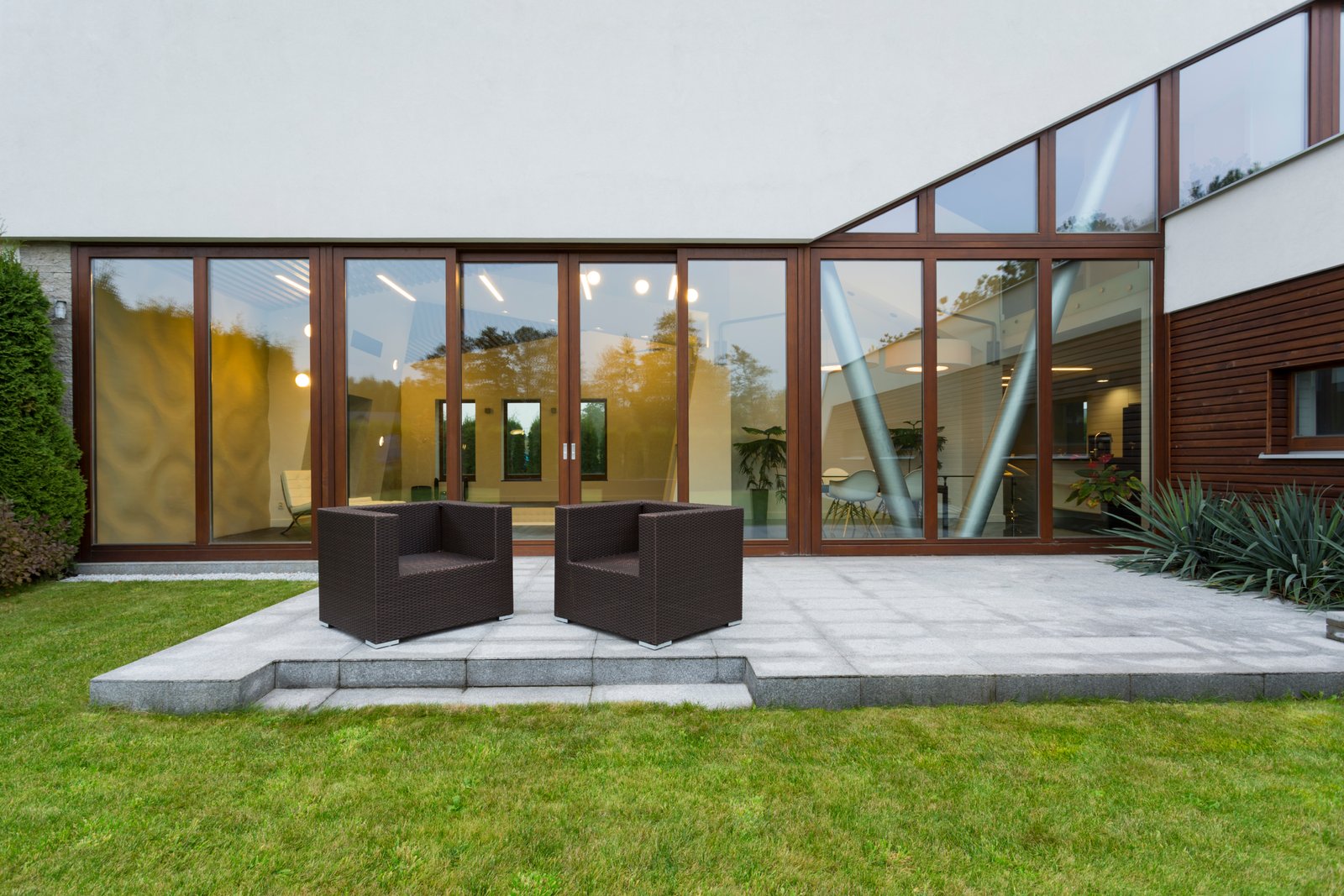 Villa patio with rattan chairs חלון ראווה משופץ להשכרה